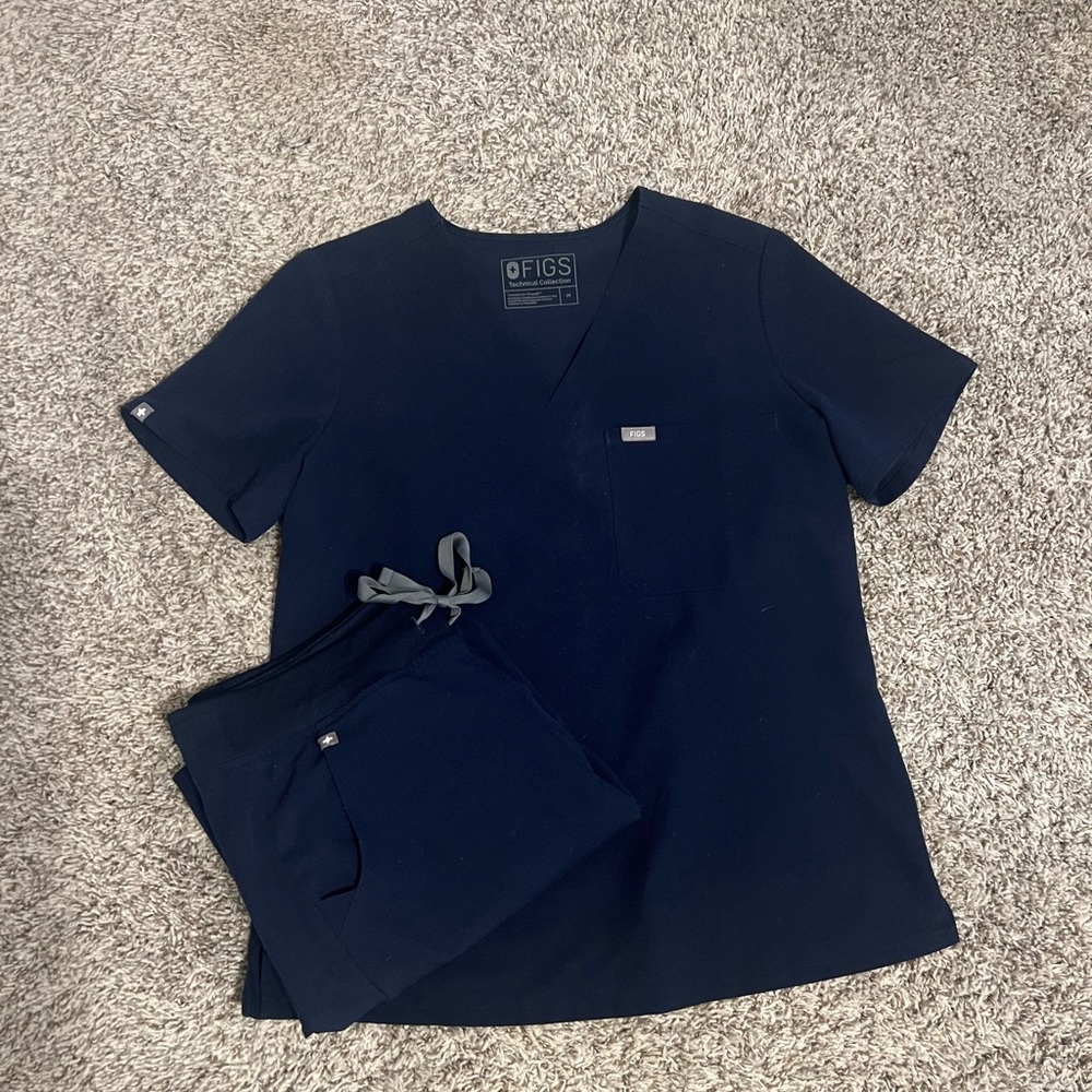 FIGS Core Navy Catarina One Pocket Scrub Top & Zamora Jogger Scrub Pants